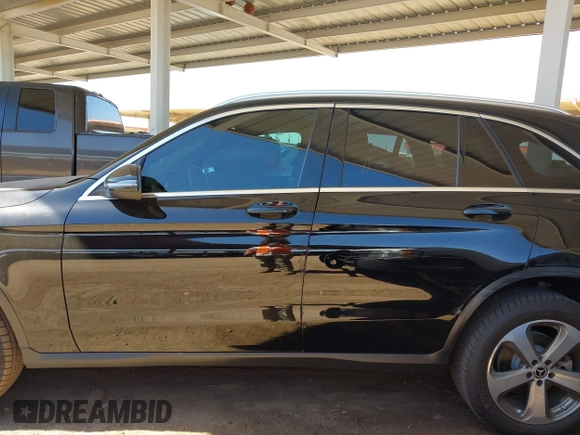 2018 Mercedes-Benz GLC 300 with VIN WDC0G4JB8JV019333, listed as a IAAI auction lot 42059817 with 110,499 mi miles and . Bid and sale history available at DreamBid. Image 14.
