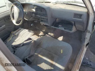 1994 Toyota Pickup z VIN 4TARN81A3RZ166726, wystawiony jako Copart lot #73611754 z przebiegiem 247 038 mil mil oraz Czysty tytuł • Clean title. Historia ofert i sprzedaży dostępna na DreamBid. Obrazek 8.