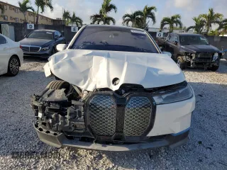 2024 BMW iX xDrive50 z VIN WB523CF02RCS04556, wystawiony jako Copart lot #51800655 z przebiegiem 7 915 mil mil oraz Czysty tytuł • Clean title. Historia ofert i sprzedaży dostępna na DreamBid. Obrazek 5.