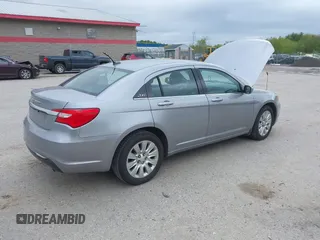 2014 Chrysler 200 LX z VIN 1C3CCBAB9EN231381, wystawiony jako IAAI lot #42302328 z przebiegiem 160 813 mil mil oraz . Historia ofert i sprzedaży dostępna na DreamBid. Obrazek 4.