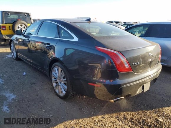 2015 Jaguar XJ Portfolio z VIN SAJWJ2GD9F8V85717, wystawiony jako Copart lot #82539734 z przebiegiem 113 721 mil mil oraz Szkoda całkowita • Salvage title. Historia ofert i sprzedaży dostępna na DreamBid. Obrazek 2.