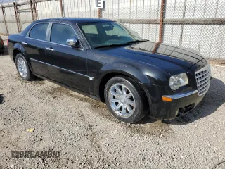 2005 Chrysler 300 C z VIN 2C3JA63H55H520689, wystawiony jako Copart lot #58623655 z przebiegiem 92 513 mil mil oraz Czysty tytuł • Clean title. Historia ofert i sprzedaży dostępna na DreamBid. Obrazek 4.