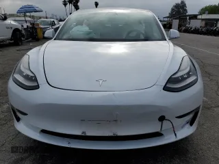 2019 Tesla Model 3 Mid Range z VIN 5YJ3E1EAXKF429382, wystawiony jako Copart lot #56172625 z przebiegiem Nie podano mil oraz Szkoda całkowita • Salvage title. Historia ofert i sprzedaży dostępna na DreamBid. Obrazek 5.
