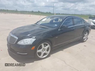 2012 Mercedes-Benz S 550 z VIN WDDNG7DB2CA430249, wystawiony jako IAAI lot #42393133 z przebiegiem 107 283 mil mil oraz . Historia ofert i sprzedaży dostępna na DreamBid. Obrazek 2.