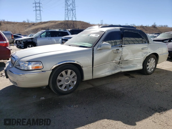 2004 Lincoln Town Car Ultimate z VIN 1LNHM83W64Y627908, wystawiony jako Copart lot #47130995 z przebiegiem 75 662 mil mil oraz Szkoda całkowita • Salvage title. Historia ofert i sprzedaży dostępna na DreamBid. Obrazek 1.