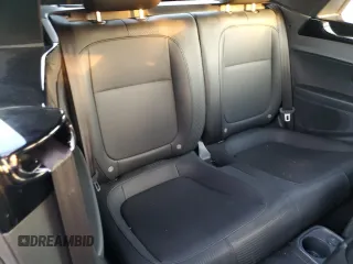 2015 Volkswagen Beetle 1.8T z VIN 3VW517AT3FM808723, wystawiony jako Copart lot #81724894 z przebiegiem Nie podano mil oraz Szkoda całkowita • Salvage title. Historia ofert i sprzedaży dostępna na DreamBid. Obrazek 11.