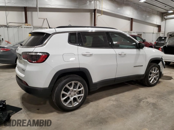 2024 Jeep Compass Latitude Lux z VIN 3C4NJDFN0RT127036, wystawiony jako Copart lot #41433235 z przebiegiem 2 361 mil mil oraz Szkoda całkowita • Salvage title. Historia ofert i sprzedaży dostępna na DreamBid. Obrazek 3.
