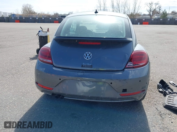 2018 Volkswagen Beetle SE with VIN 3VWJD7AT2JM710412, listed as a IAAI auction lot 41868455 with 1 mi miles. Bid and sale history available at carsss.com. Image 17.