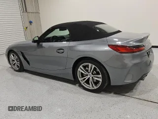 2025 BMW Z4 sDrive30i z VIN WBAHF3C04SWY38592, wystawiony jako Copart lot #55865365 z przebiegiem 11 980 mil mil oraz Tytuł czysty. Historia ofert i sprzedaży dostępna na DreamBid. Obrazek 2.