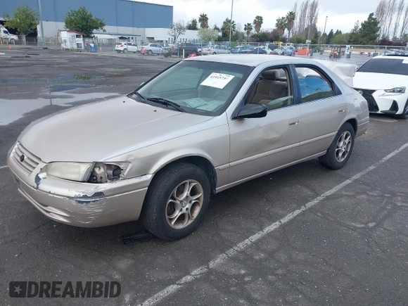 1997 Toyota Camry LE z VIN 4T1BF22K8VU916373, wystawiony jako IAAI lot #41915751 z przebiegiem 259 818 mil mil oraz . Historia ofert i sprzedaży dostępna na DreamBid. Obrazek 2.