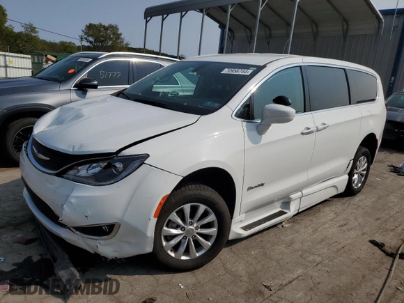 2018 Chrysler Pacifica Touring Plus z VIN 2C4RC1FG3JR100514, wystawiony jako Copart lot #71270634 z przebiegiem 62 517 mil mil oraz Szkoda całkowita • Salvage title. Historia ofert i sprzedaży dostępna na DreamBid. Obrazek 1.