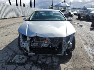2025 Toyota Camry LE z VIN 4T1DAACK8SU007349, wystawiony jako Copart lot #48939945 z przebiegiem 25 107 mil mil oraz Szkoda całkowita • Salvage title. Historia ofert i sprzedaży dostępna na DreamBid. Obrazek 5.