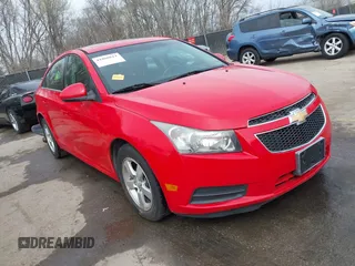 2014 Chevrolet Cruze 1LT z VIN 1G1PC5SB8E7202349, wystawiony jako IAAI lot #41860614 z przebiegiem 125 050 mil mil oraz . Historia ofert i sprzedaży dostępna na DreamBid. Obrazek 1.