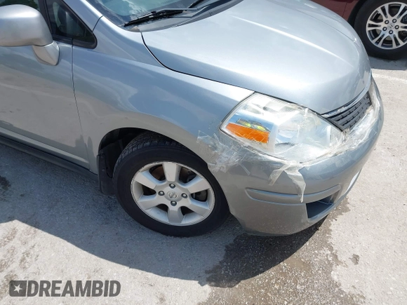 2009 Nissan Versa S z VIN 3N1BC13E79L500110, wystawiony jako IAAI lot #42128174 z przebiegiem 129 742 mil mil oraz . Historia ofert i sprzedaży dostępna na DreamBid. Obrazek 6.