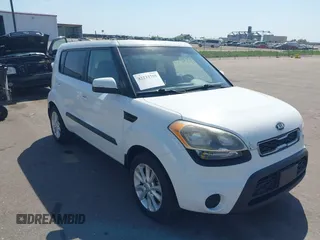 2013 Kia Soul + z VIN KNDJT2A69D7547954, wystawiony jako IAAI lot #42233795 z przebiegiem 128 548 mil mil oraz . Historia ofert i sprzedaży dostępna na DreamBid. Obrazek 1.