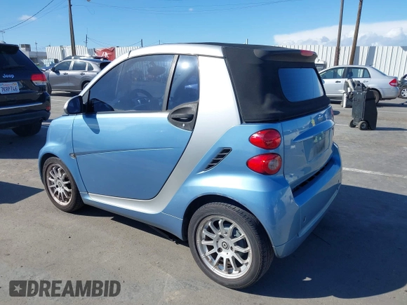 2011 Smart fortwo Passion z VIN WMEEK3BAXBK442980, wystawiony jako IAAI lot #41798704 z przebiegiem 66 576 mil mil oraz . Historia ofert i sprzedaży dostępna na DreamBid. Obrazek 3.