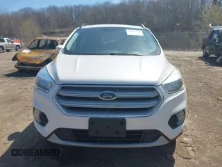 2018 Ford Escape SE z VIN 1FMCU9GD4JUB06181, wystawiony jako IAAI lot #42046708 z przebiegiem 160 987 mil mil oraz . Historia ofert i sprzedaży dostępna na DreamBid. Obrazek 13.