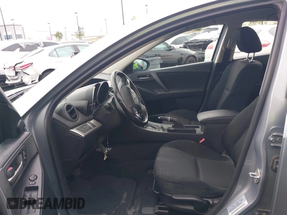 2013 Mazda 3 i Touring z VIN JM1BL1VP9D1776008, wystawiony jako IAAI lot #42185317 z przebiegiem 174 085 mil mil oraz . Historia ofert i sprzedaży dostępna na DreamBid. Obrazek 5.