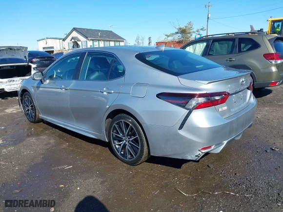 2021 Toyota Camry SE Nightshade with VIN 4T1G11AK5MU411101, listed as a IAAI auction lot 41586722 with 133,212 mi miles. Bid and sale history available at carsss.com. Image 3.