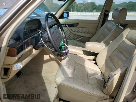 1989 Mercedes-Benz 300 300SE z VIN WDBCA24D1KA433423, wystawiony jako Copart lot #58725775 z przebiegiem 281 775 mil mil oraz Szkoda całkowita • Salvage title. Historia ofert i sprzedaży dostępna na DreamBid. Obrazek 7.