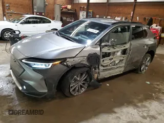 2023 Subaru Solterra Premium z VIN JTMABABA8PA014940, wystawiony jako Copart lot #45178354 z przebiegiem 5 112 mil mil oraz . Historia ofert i sprzedaży dostępna na DreamBid. Obrazek 1.