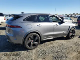 2021 Jaguar F-Pace SVR z VIN SADCZ2EE3MA681181, wystawiony jako Copart lot #82393414 z przebiegiem 21 895 mil mil oraz Szkoda całkowita • Salvage title. Historia ofert i sprzedaży dostępna na DreamBid. Obrazek 3.