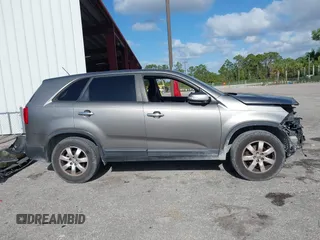 2013 Kia Sorento LX z VIN 5XYKT3A17DG419777, wystawiony jako IAAI lot #42083632 z przebiegiem 146 305 mil mil oraz . Historia ofert i sprzedaży dostępna na DreamBid. Obrazek 13.