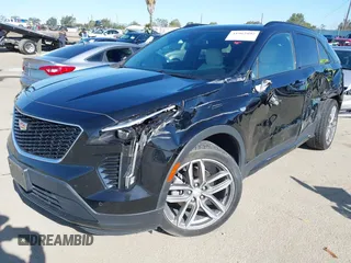 2020 Cadillac XT4 FWD Sport z VIN 1GYFZER49LF021475, wystawiony jako IAAI lot #41962892 z przebiegiem 41 603 mil mil oraz . Historia ofert i sprzedaży dostępna na DreamBid. Obrazek 2.
