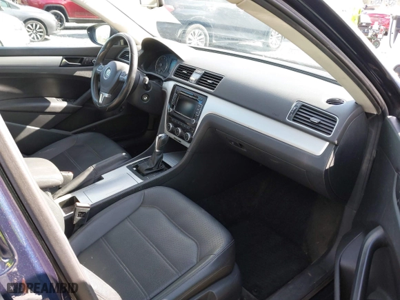 2012 Volkswagen Passat SE with VIN 1VWBP7A3XCC019290, listed as a IAAI auction lot 41728353 with 117,281 mi miles. Bid and sale history available at carsss.com. Image 5.