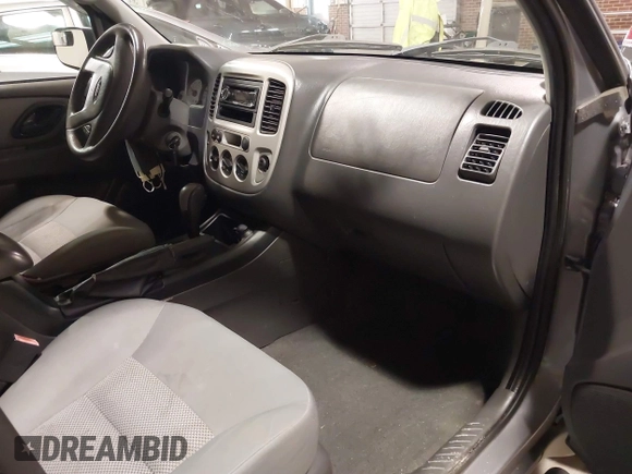 2007 Ford Escape XLT with VIN 1FMYU93167KB35526, listed as a IAAI auction lot 41364037 with 145,594 mi miles. Bid and sale history available at carsss.com. Image 5.