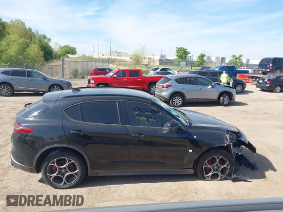 2022 Alfa Romeo Stelvio Veloce z VIN ZASPAKBN6N7D24902, wystawiony jako IAAI lot #42225536 z przebiegiem 87 377 mil mil oraz . Historia ofert i sprzedaży dostępna na DreamBid. Obrazek 13.