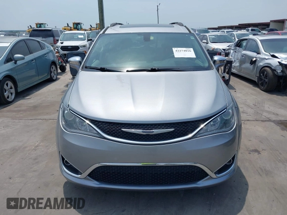 2018 Chrysler Pacifica Limited z VIN 2C4RC1GG2JR232677, wystawiony jako IAAI lot #42274816 z przebiegiem 136 402 mil mil oraz . Historia ofert i sprzedaży dostępna na DreamBid. Obrazek 12.