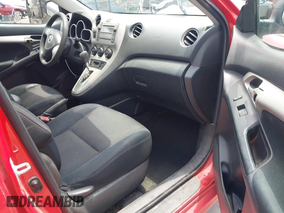 2010 Toyota Matrix S z VIN 2T1KE4EE1AC045560, wystawiony jako IAAI lot #42397223 z przebiegiem 191 626 mil mil oraz . Historia ofert i sprzedaży dostępna na DreamBid. Obrazek 5.