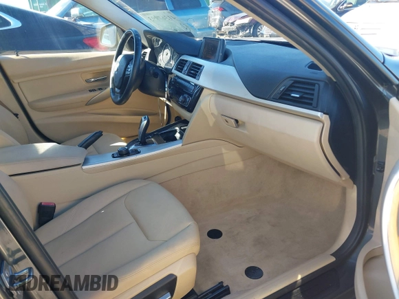 2016 BMW 3 Series 320i xDrive z VIN WBA8A3C54GK688539, wystawiony jako IAAI lot #41367993 z przebiegiem 56 419 mil mil oraz . Historia ofert i sprzedaży dostępna na DreamBid. Obrazek 5.
