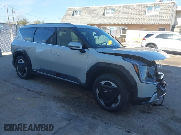 2024 Kia EV9 Land z VIN KNDADFS52R6025531, wystawiony jako IAAI lot #40831011 z przebiegiem Nie podano mil oraz . Historia ofert i sprzedaży dostępna na DreamBid. Obrazek 1.