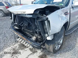 2010 Cadillac Escalade Luxury z VIN 1GYUKBEF1AR269054, wystawiony jako IAAI lot #39255908 z przebiegiem 96 965 mil mil oraz . Historia ofert i sprzedaży dostępna na DreamBid. Obrazek 6.