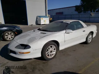 1995 Chevrolet Camaro z VIN 2G1FP22S9S2194375, wystawiony jako Copart lot #77568194 z przebiegiem 124 781 mil mil oraz Czysty tytuł • Clean title. Historia ofert i sprzedaży dostępna na DreamBid. Obrazek 1.