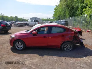 2016 Scion iA z VIN 3MYDLBZV8GY125803, wystawiony jako IAAI lot #42217519 z przebiegiem 169 388 mil mil oraz . Historia ofert i sprzedaży dostępna na DreamBid. Obrazek 14.