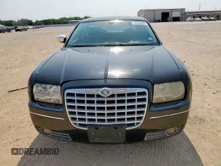 2010 Chrysler 300 Touring z VIN 2C3CA5CV0AH125757, wystawiony jako Copart lot #57422895 z przebiegiem 184 101 mil mil oraz Szkoda całkowita • Salvage title. Historia ofert i sprzedaży dostępna na DreamBid. Obrazek 5.
