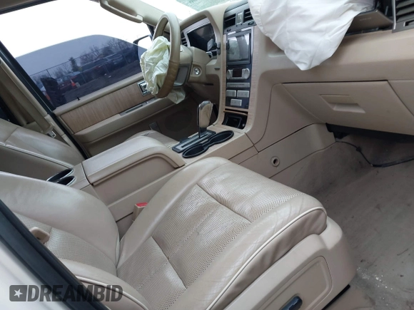 2007 Lincoln Navigator z VIN 5LMFU28567LJ13270, wystawiony jako IAAI lot #41537706 z przebiegiem 206 707 mil mil oraz . Historia ofert i sprzedaży dostępna na DreamBid. Obrazek 5.