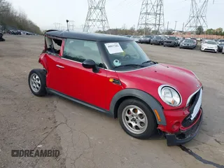 2013 MINI Hardtop z VIN WMWSU3C57DT679045, wystawiony jako IAAI lot #40817282 z przebiegiem 86 048 mil mil oraz . Historia ofert i sprzedaży dostępna na DreamBid. Obrazek 1.