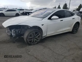 2022 Tesla Model S z VIN 5YJSA1E53NF492855, wystawiony jako Copart lot #54545185 z przebiegiem 62 856 mil mil oraz Szkoda całkowita • Salvage title. Historia ofert i sprzedaży dostępna na DreamBid. Obrazek 1.