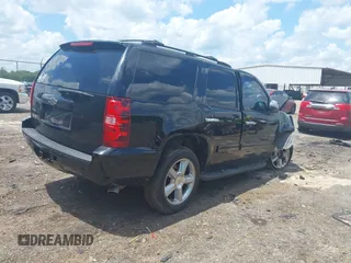 2013 Chevrolet Tahoe LT z VIN 1GNSCBE09DR366696, wystawiony jako IAAI lot #42201250 z przebiegiem 199 105 mil mil oraz . Historia ofert i sprzedaży dostępna na DreamBid. Obrazek 4.