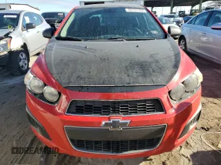 2012 Chevrolet Sonic LT z VIN 1G1JD6SB3C4187122, wystawiony jako Copart lot #80737724 z przebiegiem 113 104 mil mil oraz Czysty tytuł • Clean title. Historia ofert i sprzedaży dostępna na DreamBid. Obrazek 5.