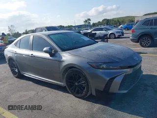 2025 Toyota Camry LE z VIN 4T1DAACK0SU500801, wystawiony jako IAAI lot #42123753 z przebiegiem 11 742 mil mil oraz . Historia ofert i sprzedaży dostępna na DreamBid. Obrazek 1.