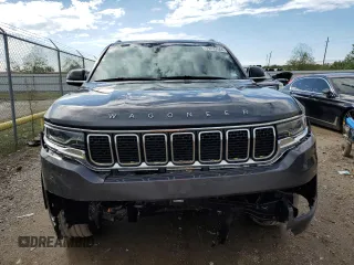 2024 Jeep Wagoneer Series II z VIN 1C4SJUBP3RS110968, wystawiony jako Copart lot #79137544 z przebiegiem 5 590 mil mil oraz Szkoda całkowita • Salvage title. Historia ofert i sprzedaży dostępna na DreamBid. Obrazek 5.