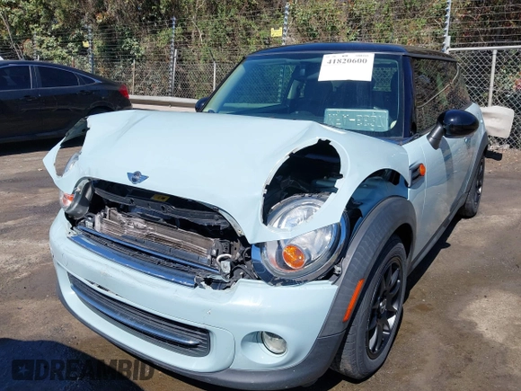 2011 MINI Hardtop with VIN WMWSU3C50BT098662, listed as a IAAI auction lot 41820600 with 109,061 mi miles and . Bid and sale history available at DreamBid. Image 12.