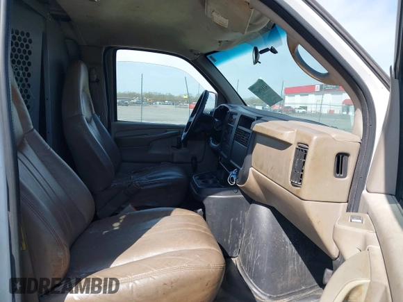 2004 Chevrolet Express Cargo z VIN 1GCFG15X141188528, wystawiony jako IAAI lot #41839607 z przebiegiem 159 982 mil mil oraz . Historia ofert i sprzedaży dostępna na DreamBid. Obrazek 5.