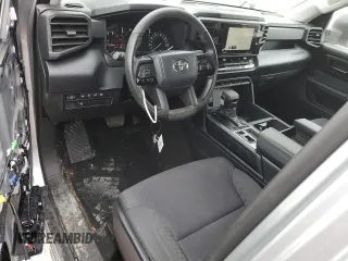 2024 Toyota Tundra z VIN 5TFKB5GD3RX002628, wystawiony jako Copart lot #43646195 z przebiegiem 17 559 mil mil oraz Czysty tytuł • Clean title. Historia ofert i sprzedaży dostępna na DreamBid. Obrazek 8.