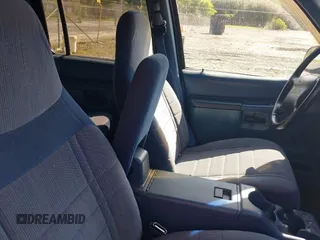 1997 Ford Explorer XL z VIN 1FMDU34E9VUC91672, wystawiony jako IAAI lot #42273914 z przebiegiem 153 944 mil mil oraz . Historia ofert i sprzedaży dostępna na DreamBid. Obrazek 5.